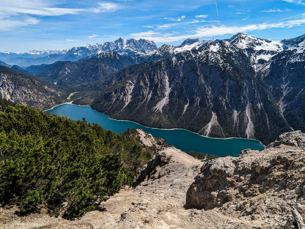 Alpine Landschaft bei einer Wanderung zur Zugspitze nahe dem Plansee, mit imposanten Berggipfeln und grünen Tälern.